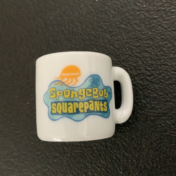 T Shirt with Mugs and Tin - Picture 4 of 7